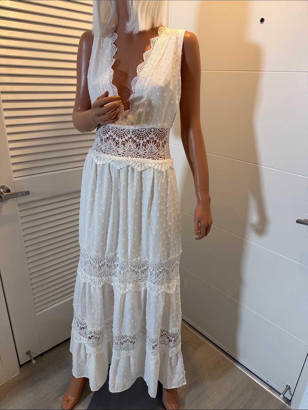 Boho White Lace Maxi Dress with V-Neck